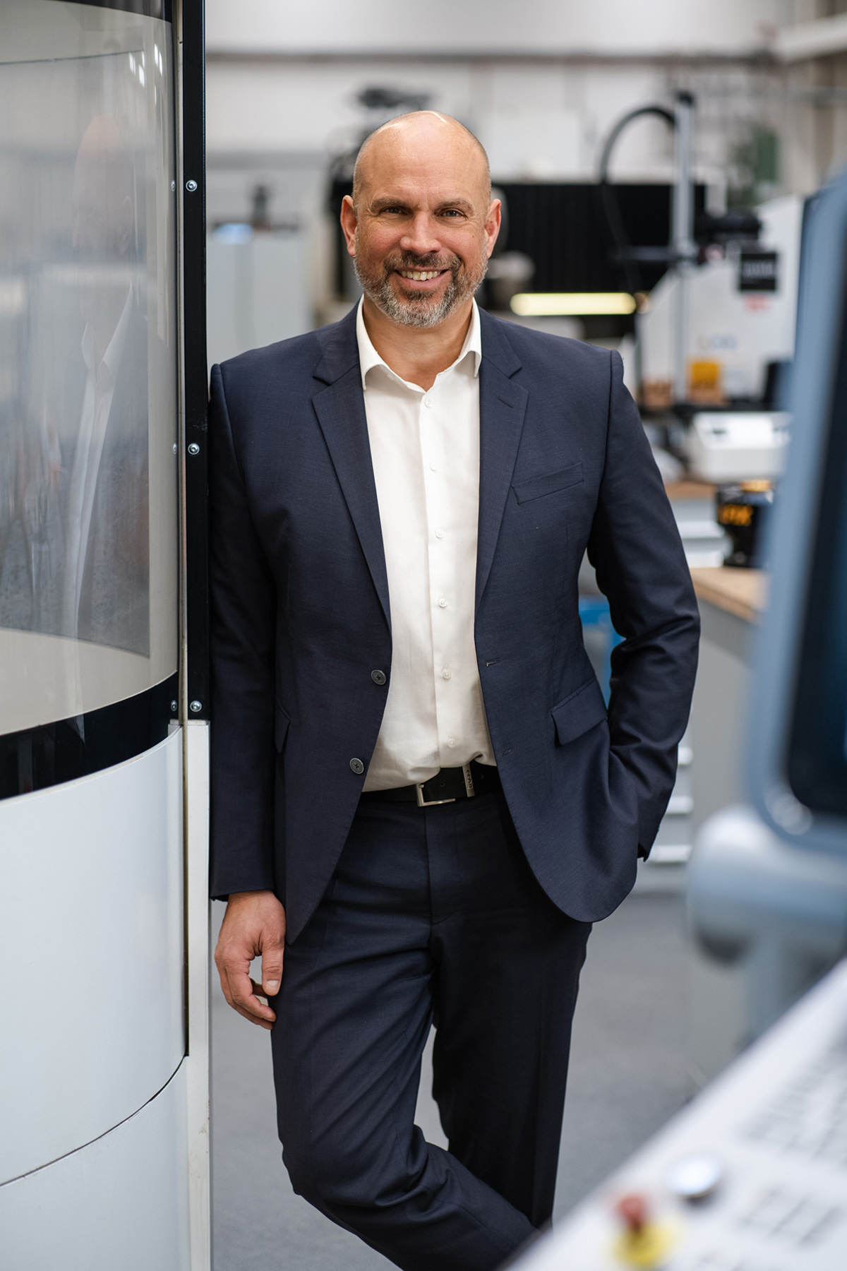 Jens Stadter Managing Director, der an der Maschine steht